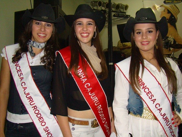 a rainha thas pereira costa e as princesas flvia de sousa e sarah luana alves eleitas em 2010